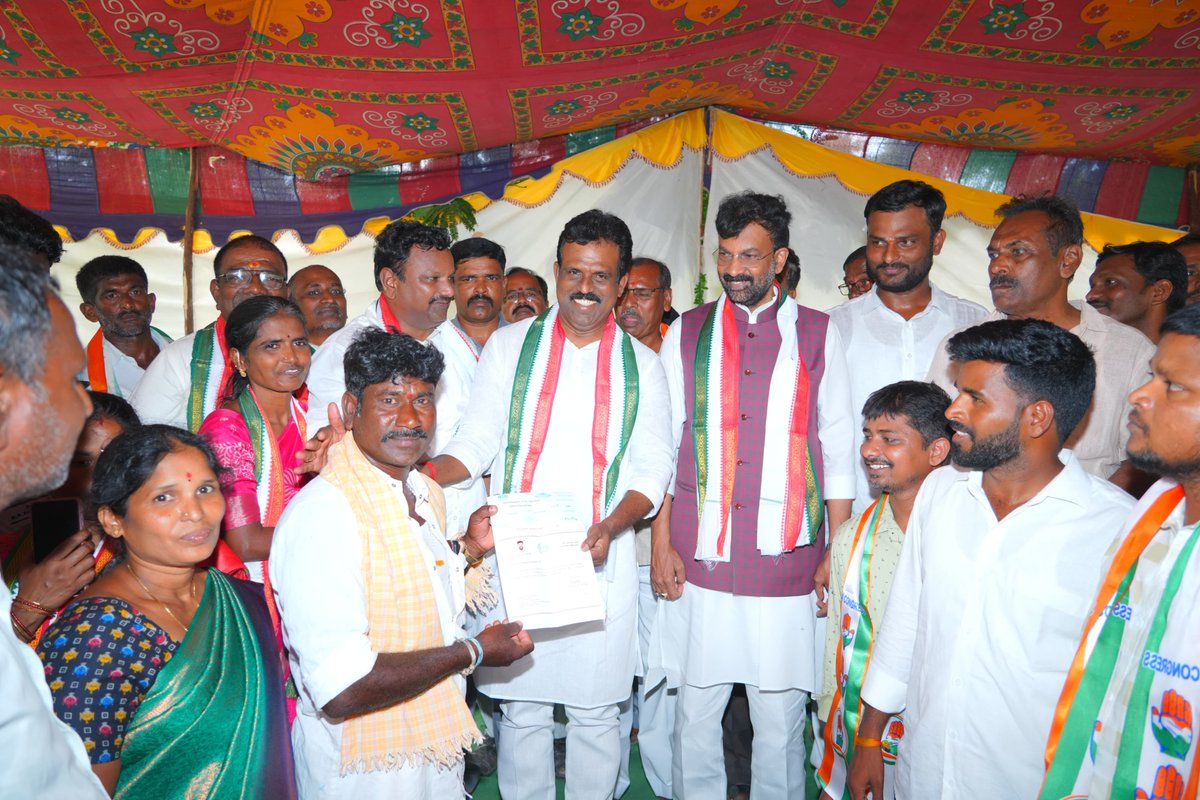 మహబూబ్‌నగర్ జిల్లా దేవరకద్ర నియోజకవర్గ పరిధిలోని మూసాపేట లో కాంగ్రెస్ పార్టీలో చేరికలు.

మహబూబ్ నగర్ డిసిసి అధ్యక్షులు మరియు దేవరకద్ర ఎమ్మెల్యే శ్రీ G మధుసూదన్ రెడ్డి గారి ఆధ్వర్యంలో వివిధ పార్టీల నుండి 500 మంది కార్యకర్తలు కాంగ్రెస్ పార్టీలో చేరారు.

 ఈ జాయినింగ్స్