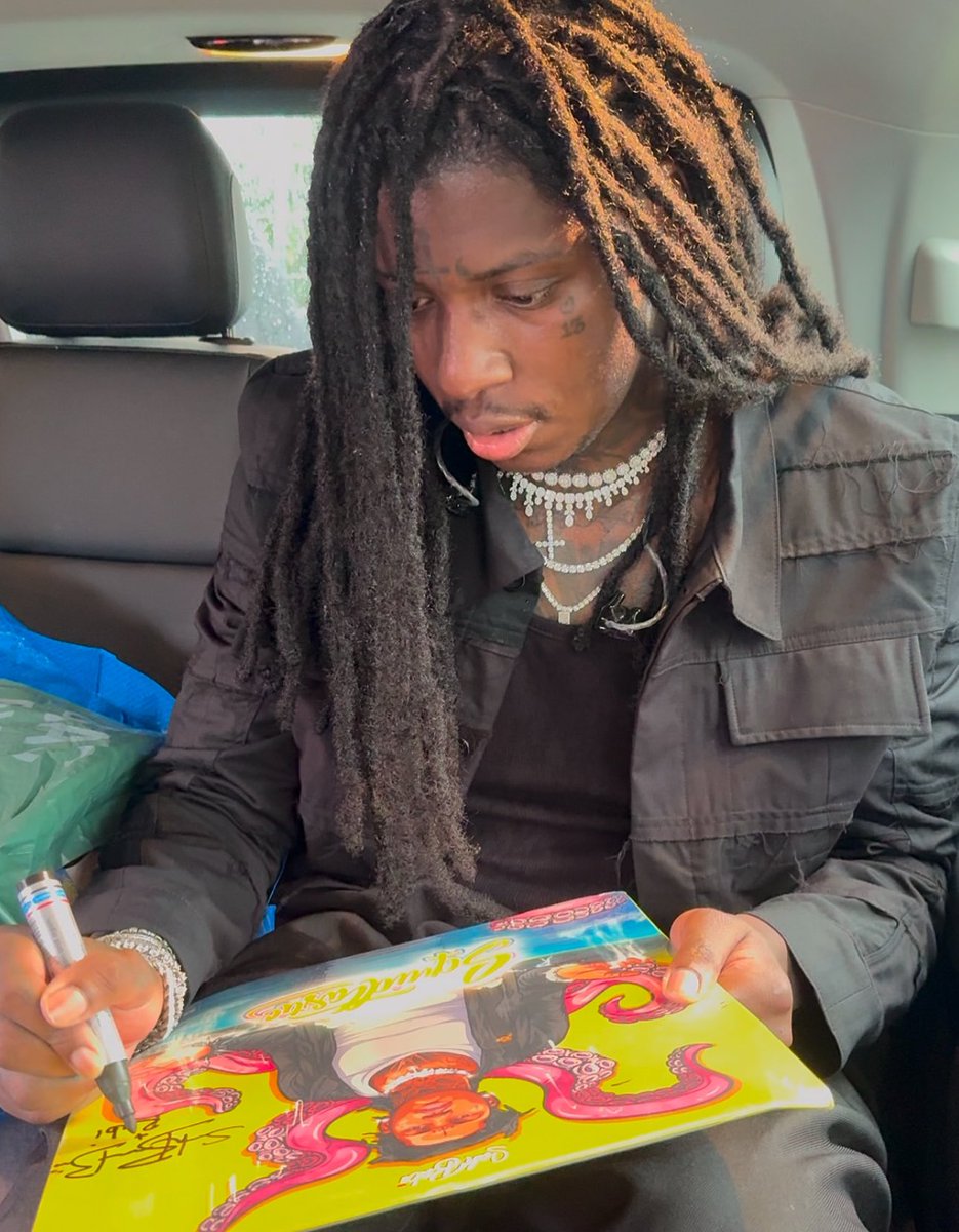 SahBabii signing a fan’s Squidtastic vinyl today 🦑✍️