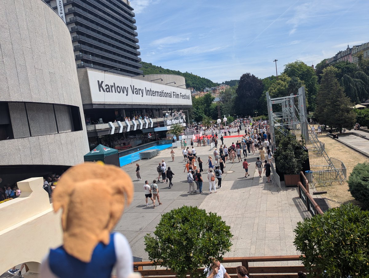 Ahoj（アホイ）！カルロヴィ・ヴァリ国際映画祭に行ってきたレフ🦁ここは温泉で有名なチェコの街だよ！
街そのものが映画の会場になってて素敵だった～！

グランプリはボヘミアンクリスタル製🏆✨ベヘロフカで乾杯するのが通レフ🍷
#旅するレフ丸 #KVIFF2025 #レフ旅