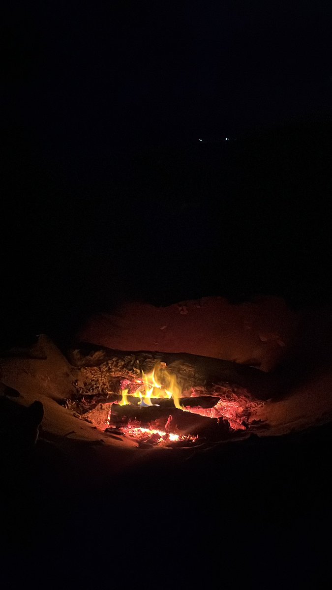 BuckWillis6's tweet photo. Love a good beach fire https://t.co/avGKwJyigJ