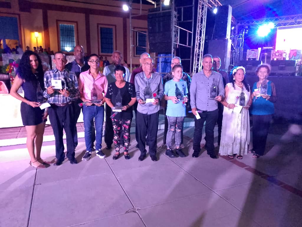 Réplicas del escudo de Jaruco y del Obelisco fueron entregadas en esta Seción Solemne de la Asamblea Municipal del Poder Popular. 
Celebrando 255 de #JarucoCiudadCondal