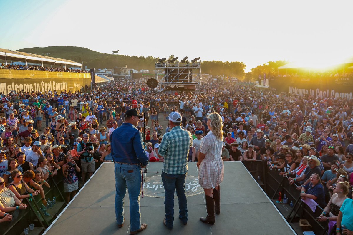 GovArmstrong's tweet image. Great to welcome @tigirlily back home to North Dakota at ND Country Fest in New Salem tonight. Pure Gold.
Keep an eye out for their new single coming soon about our great state, “Call It Home.”