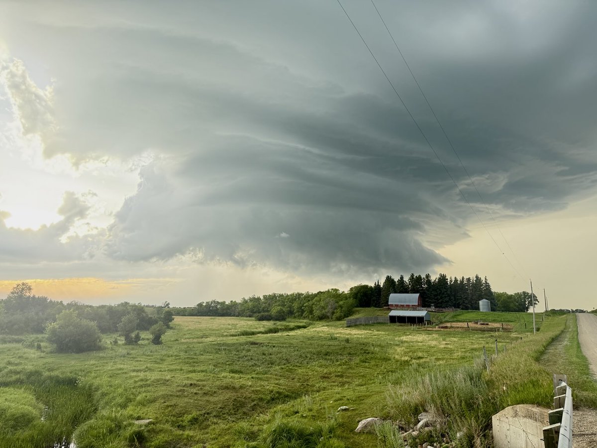 What a night!!! 
NE of Holmfield, MB looking NW at 8:41 pm
#MBwx #MBstorm