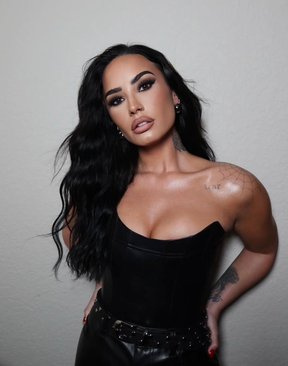 ChartsArtists's tweet photo. Demi Lovato surpasses Christina Aguilera to become the 5th Ex-Act with the most eligible certifications in the US 🇺🇸

1.-Ariana Grande: 267 M
2.-Miley Cyrus: 167 M
3.-Britney Spears: 138 M
4.-Selena Gomez: 138 M
5.-Demi Lovato: 92 M (+1)
6.-Christina Aguilera: 91 M (-1) https://t.co/WOPxxaaA1e