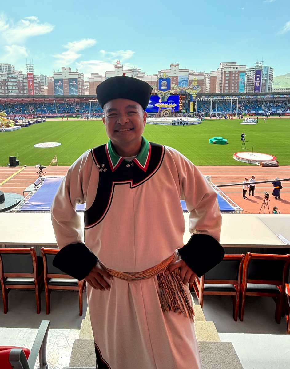 Морь нь хурдан 🏇
Сум нь мэргэн 🏹
Бөх нь хүчтэй 🤼
Монгол түмэн минь Cайхан наадаарай! 🇲🇳

May your horse be swift
May your arrow hit the target
May your wrestler be strong

A Happy and Peaceful Naadam to the Mongolian people!