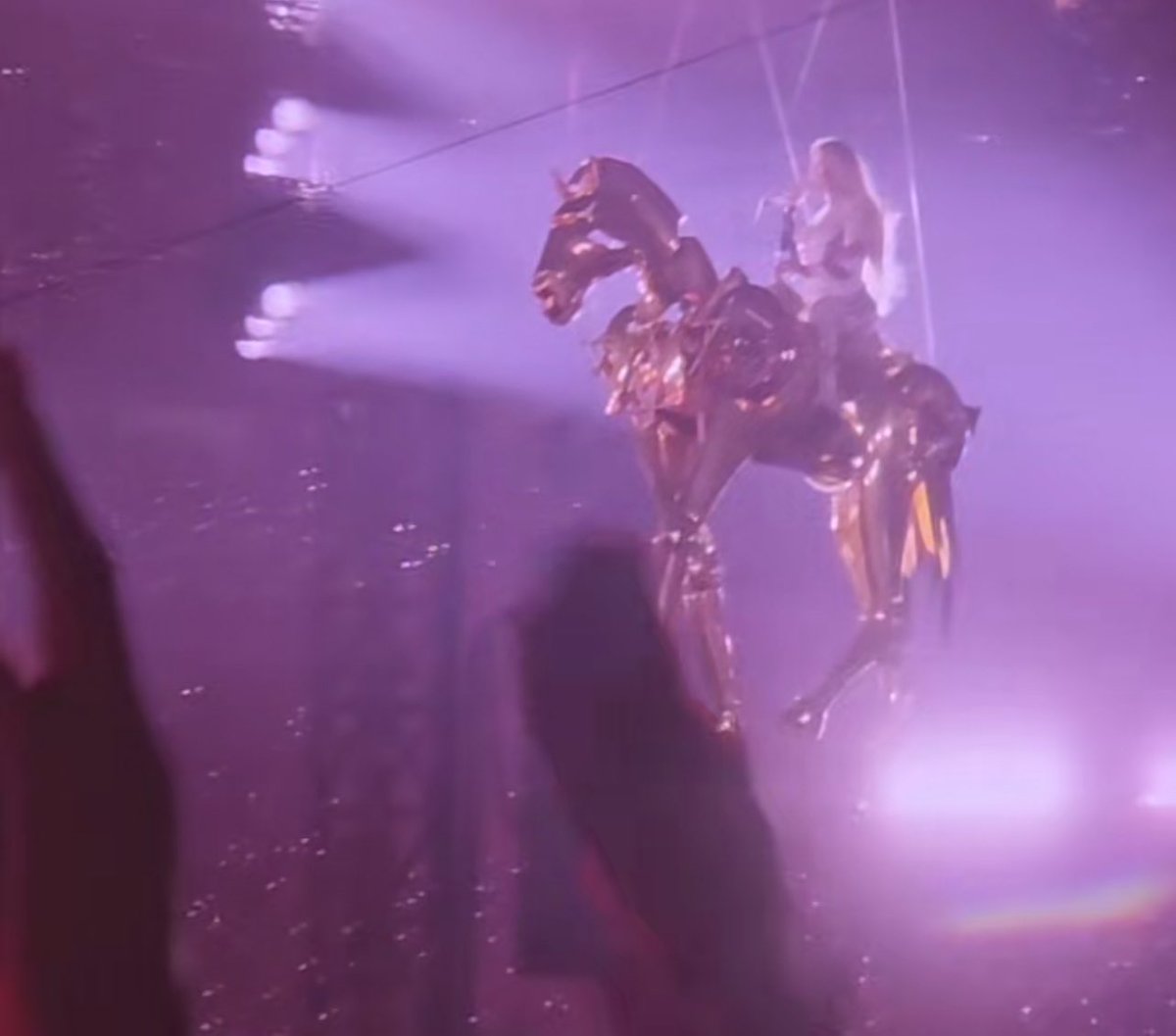 TJsMedias's tweet image. 16 Carriages is back and she on a horse, LIKE OMG?!?!