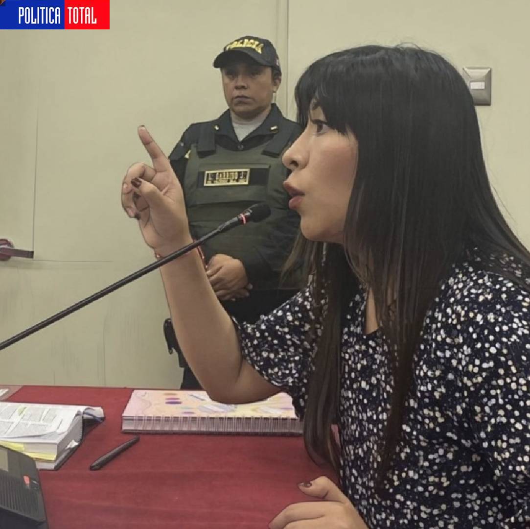 Betssy Chávez advierte que intentarán atentar contra su vida:
♦️Ex Premier detenida preliminarmente denunció maltratos y abusos dentro del Penal Anexo de Mujeres de Chorrillos
♦️"He estado siendo sometida a tratos humillantes dentro del establecimiento penitenciario" explicó