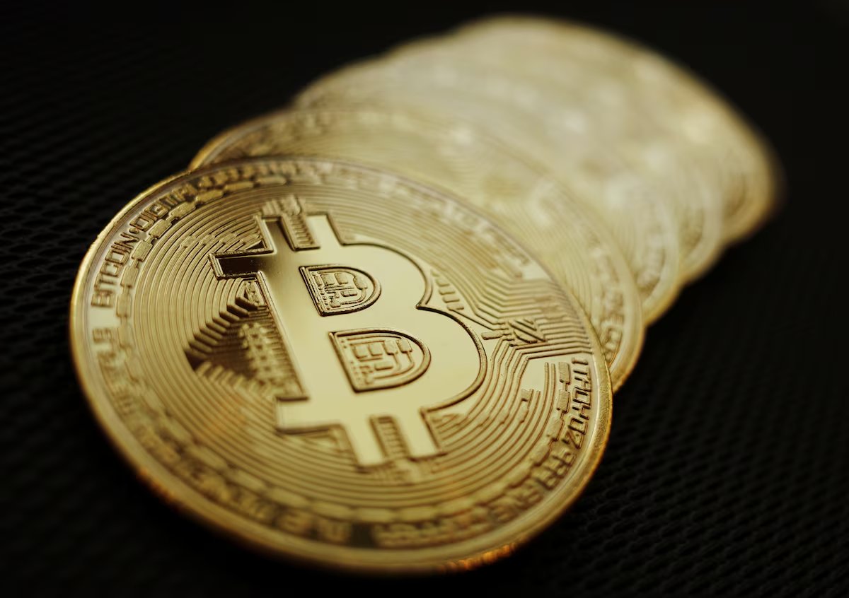 US dollar steadies pre-Powell testimony; Brazil real slides 0.6% on US tariff threats. Bitcoin holds near $112K record as inflation hedge demand counters greenback strength. Brazil central bank intervenes amid trade tensions while crypto rallies defy broad FX caution.

✍️This