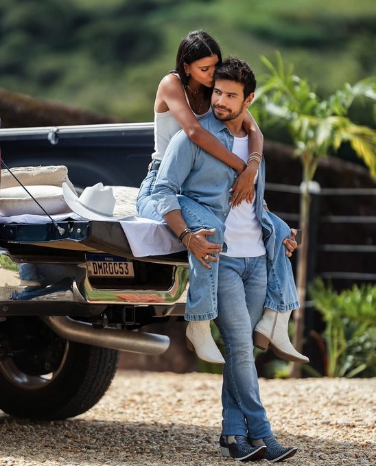 CatharinaAlice4's tweet photo. Amor quando é amor mesmo.Amor quando é amo de verdade,
Amor quando é amor, não existem “donos”, existem cúmplices, que se admiram, se apoiam, se sentem. 
Não é preciso estar “lado a lado”.
É preciso estar dentro. https://t.co/HG2mrh9yzS