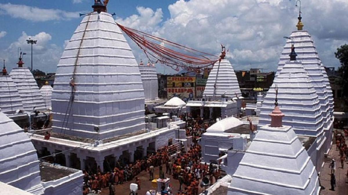 ॐ त्र्यम्बकं यजामहे सुगन्धिं पुष्टिवर्धनम् |
उर्वारुकमिव बन्धनान्मृत्योर्मुक्षीय माऽमृतात् ||
हम त्रिनेत्र को पूजते हैं, जो सुगंधित हैं, हमारा पोषण करते हैं,
जिस तरह फल, शाखा के बंधन से मुक्त हो जाता है,
वैसे ही हम भी मृत्यु और नश्वरता से मुक्त हो जाएं।
काल हर, दुख हर, दरिद्र हर,