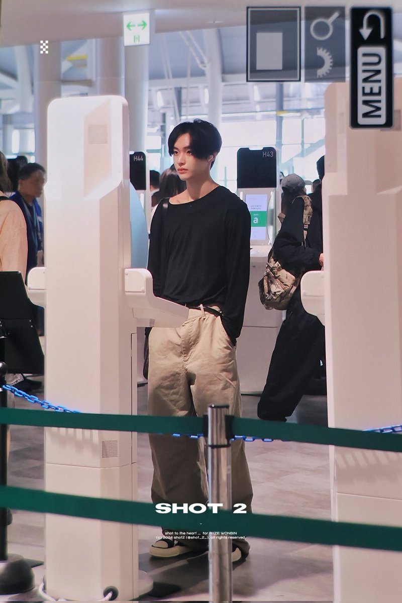 shot_2_'s tweet image. 250711 νλνλν΄ #λΌμ΄μ¦ #μλΉ #RIIZE #WONBIN
