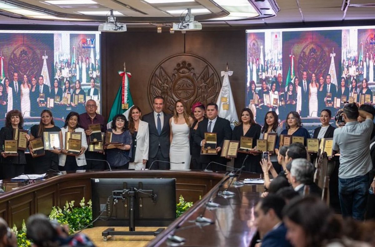 SIGAMonterrey's tweet photo. El día de hoy asistimos a la Sesión Solemne de Ayuntamiento, donde se llevó a cabo el Reconocimiento Público al Mérito Docente Miguel F. Martínez 2025.

Celebramos a las y los maestros que, con su vocación y entrega, han dejado una huella profunda en generaciones de estudiantes. https://t.co/sBROCfdKC9