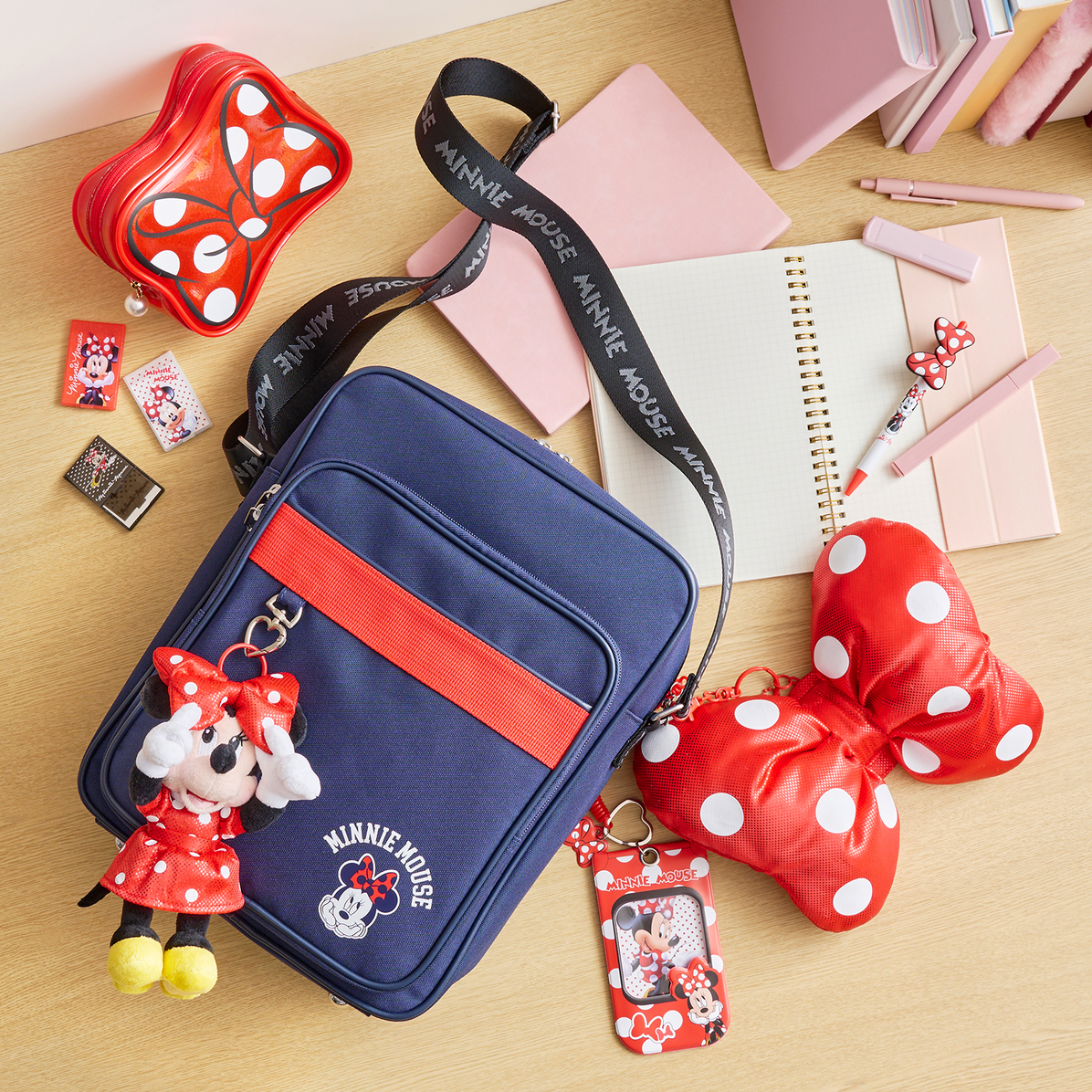 Disneystorejp's tweet image. 🔴♡୨୧♡⚪️
MINNIE’S DOT RIBBON
⚪️♡୨୧♡🔴
赤に白のドットが可愛い💕
#ミニー のアイテムが登場✨
スクールライフにもおすすめなラインナップ🎀
#ディズニーストア.jp&一部店舗で7月15日より、その他店舗では7月18日より発売
▶️store.disney.co.jp/special/minnie…