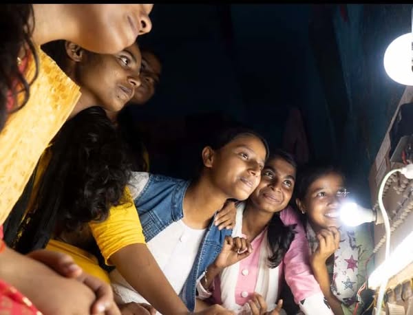 कोयला संपन्न बोकारो जिले के एक गांव की लड़कियां सौर ऊर्जा दक्ष बन रही हैं और लोगों को सौर ऊर्जा अपनाने के लिए प्रेरित कर रही हैं।  
झारखंड के एक गांव की सोलर चैंपियन लड़कियों की कहानी
climateeast.in/solar-energy-c…
#solarenergy #energytransition #women #REinIndia  #bokaro #jharkhand