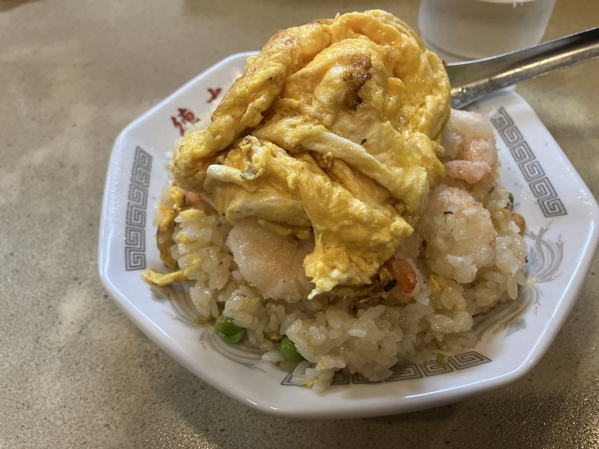 今日は米。
涼しいので自転車も開店前に間に合った、先客は1名のみ。すぐに開店、えび炒飯券を購入。席に着いてらんらんトッピング追加。
中華は料理するの見てるの楽しい、自分のも出来上がってきた。
先月も食べたから味は同じ、塩分多め、東京の炒飯はこの味が主流だろか。
#荻窪 #徳大 #えび炒飯