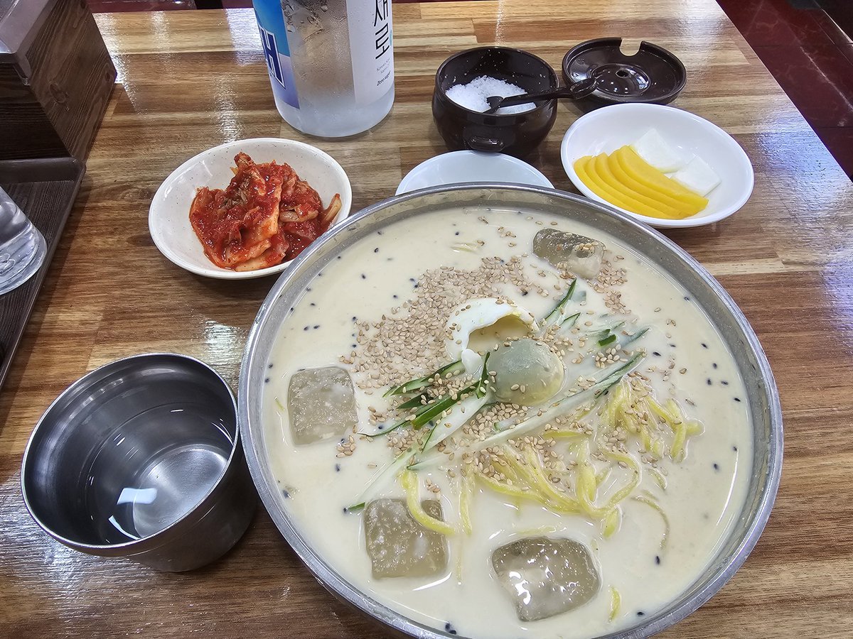 콩국수는 역시나 소금이지...
