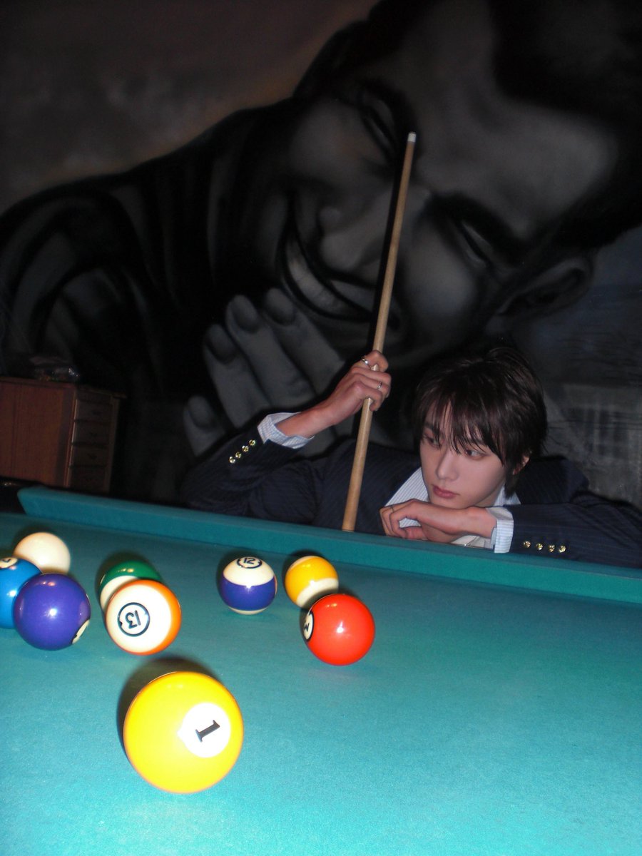 절대 그의 손을 보지마…