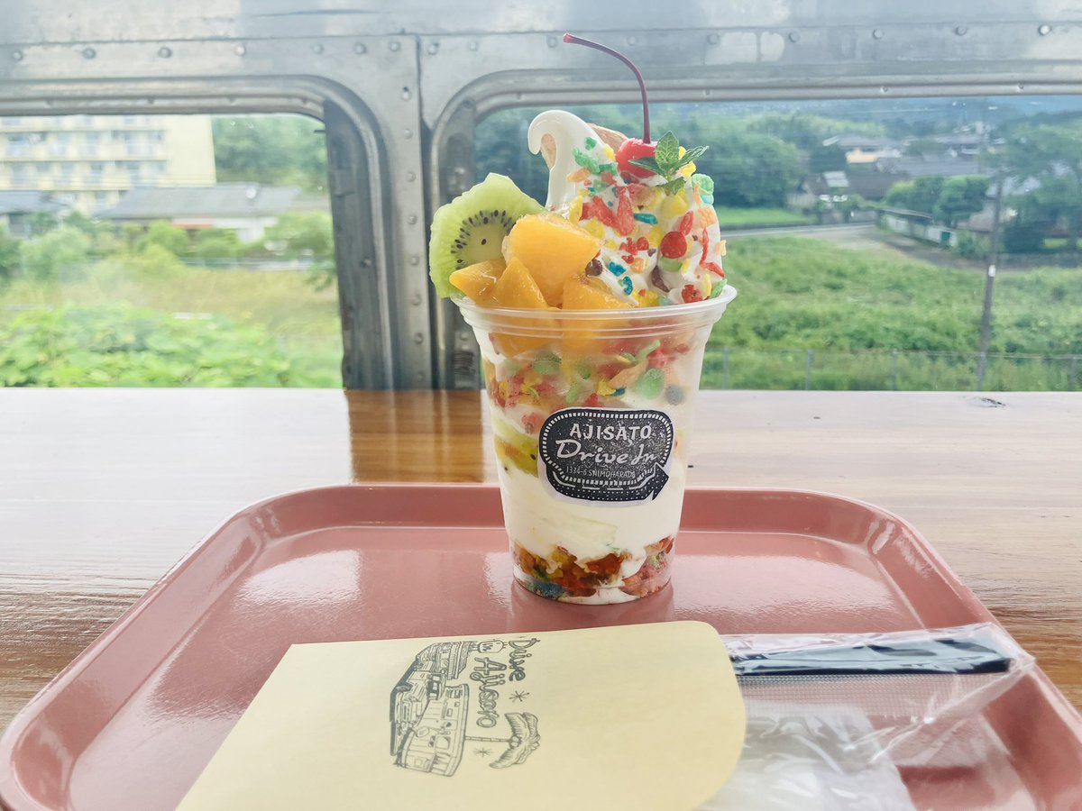 夏なのでソフトクリームやかき氷のお店を紹介していきます！

AJISATOでは北海道ソフトクリームや、それを使った何種類ものサンデーが楽しめます！

今回頼んだのはクレイジーサンデー！ポップな見た目とザクザク食感が楽しいスイーツです！

#人吉グルメ