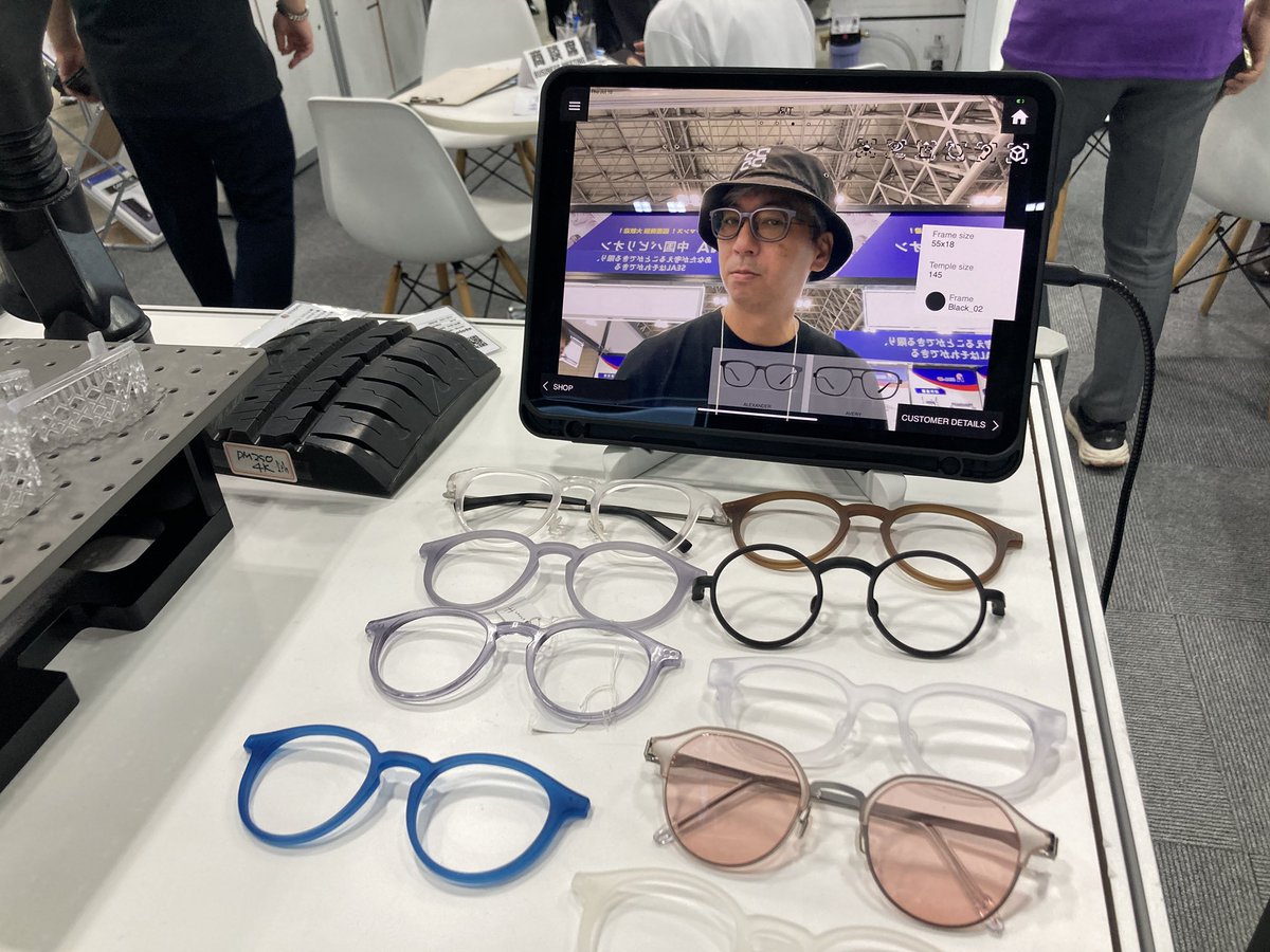 wakuwaku_jin_jp's tweet photo. carimaのブースで体験!
スマホやタブレットで撮影してその場で最適なサイズのメガネがー
ちょいマスクマンみたいでキモイ…
#carima
#3Dプリンター
#メガネ https://t.co/HesMSgiUzz