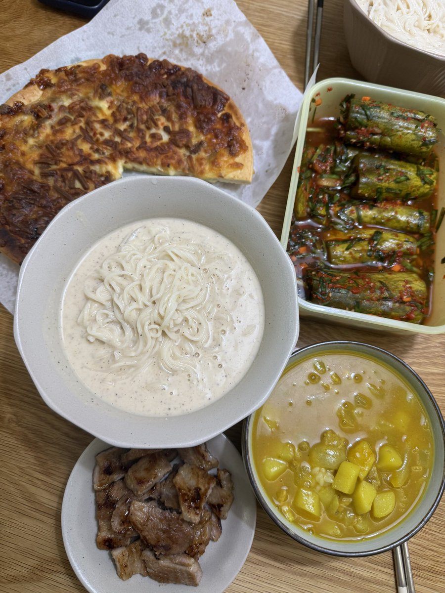 밥상 개판 ㅋㅋㅋㅋㅋㅋㅋㅋㅋ
맛있는건데 조합 개난리

피자 콩국 갈비 카레
ㅋㅋㅋㅋㅋㅋㅋㅋㅋㅋㅋㅋ