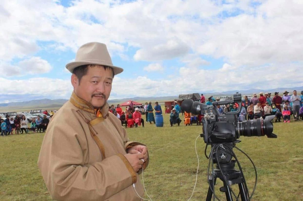 Монгол түмний их баяр цэнгэл  наадмаараа хотол даяараа  сайхан баярлаарай😇🇲🇳😇🇲🇳😇
Хүлгийн тоосонд өссөн хүний үр болохоор 
Хөх Монголд төрсөндөө бахархаж, баярлаж явдаг юм аа🙏🇲🇳🙏🇲🇳🙏