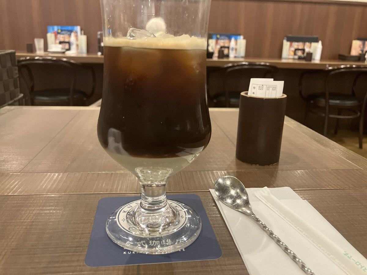 食後はコーヒー。
炒飯がしょっぱかったのて久しぶりに甘いコーヒー。
ベトナム風珈琲を注文、下にたっぷり甘い練乳を混ぜて味わう。
コーヒーの上の白いのは前にいるお婆さんの白髪頭だった。
#倉式珈琲 #ベトナム風珈琲