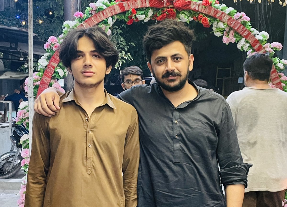 fxaizaz's tweet image. Most editors say:
“I’ll start when I get a better laptop.”
“I’ll go all in once I upgrade my gear.”
But my younger brother @fxnajam made $1600 last month...
Using a 10-year-old laptop,
while on a vocation.
Why?
Because his mindset was optimized.
Not his machine.
He studied…