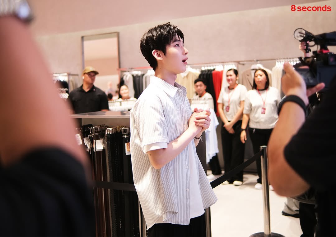 this photo of sunoo staring at his 8 seconds led……. yes you made it kim sunoo 😭