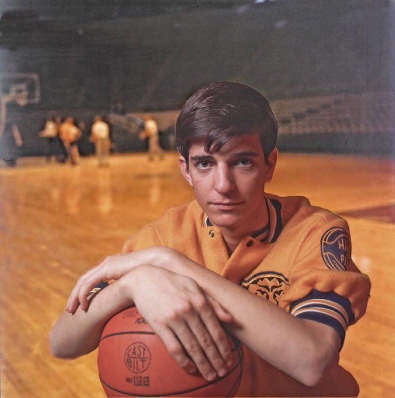 LSU’s “Pistol” Pete Maravich is NCAA’s all-time leading scorer w/3,667 career pts (44.2 ppg) in 3 years (freshmen ineligible) without a 3pt line. 

Researchers who watched game film say w/3pt Maravich would’ve averaged 57 pts &amp; 12 threes per game

How is this even possible?