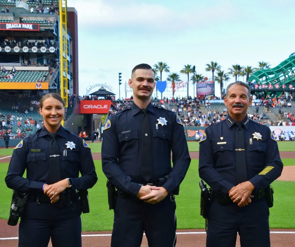 SanJosePD's tweet image. This week we were so honored to have two of our SJPD Officers, along with late CSO Pham, recognized for their service and sacrifice by the San Francisco Giants. During the recognition at Law Enforcement Appreciation Night, SJPD Paul Joseph also threw out the first pitch. SJPD is…
