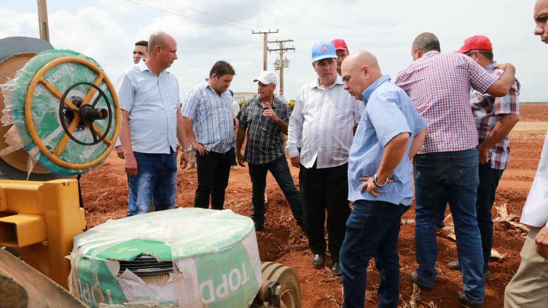 José Ramón Monteagudo Ruiz (@ramnmonte1) on Twitter photo Acompañamos al Miembro del Buró Político y Secretario de Organización del <a href="/PartidoPCC/">Partido Comunista de Cuba</a> <a href="/DrRobertoMOjeda/">Dr. Roberto Morales Ojeda</a> en recorrido por la Empresa La Cuba en Ciego de Ávila, entidad con resultados destacados y crecimientos sostenidos en la siembra y producción de alimentos. #CiegoEn26 Acompañamos al Miembro del Buró Político y Secretario de Organización del <a href="/PartidoPCC/">Partido Comunista de Cuba</a> <a href="/DrRobertoMOjeda/">Dr. Roberto Morales Ojeda</a> en recorrido por la Empresa La Cuba en Ciego de Ávila, entidad con resultados destacados y crecimientos sostenidos en la siembra y producción de alimentos. #CiegoEn26