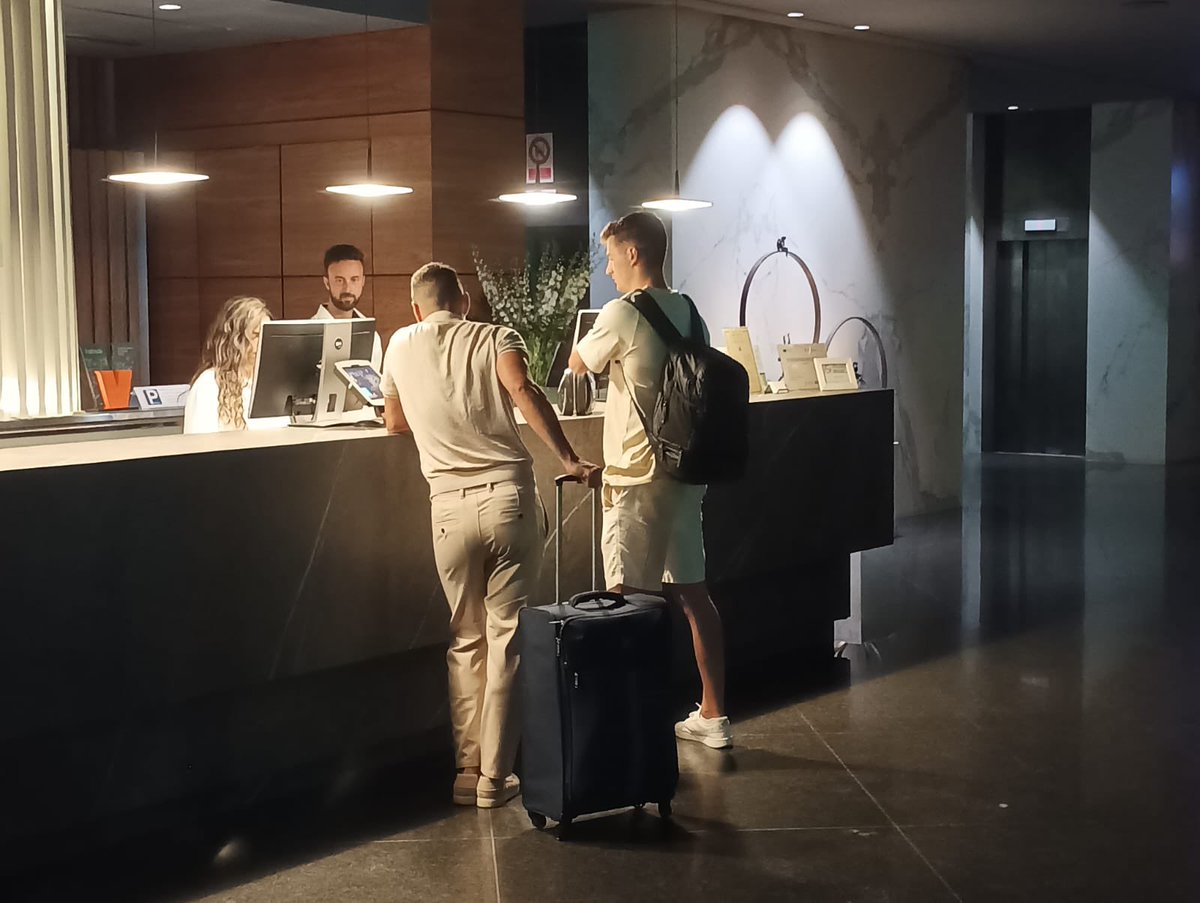 La Grada (@lagrada914) on Twitter photo 🚨🚨 LLEGA JULEN AGIRREZABALA A VALENCIA 🚗🚗
🧤 La Gradeta ‘caza’ al nuevo portero del <a href="/valenciacf/">Valencia CF</a> llegando por fin a Valencia.
<a href="/Radioesport914/">RadioEsport Valencia</a> 🚨🚨 LLEGA JULEN AGIRREZABALA A VALENCIA 🚗🚗
🧤 La Gradeta ‘caza’ al nuevo portero del <a href="/valenciacf/">Valencia CF</a> llegando por fin a Valencia.
<a href="/Radioesport914/">RadioEsport Valencia</a>