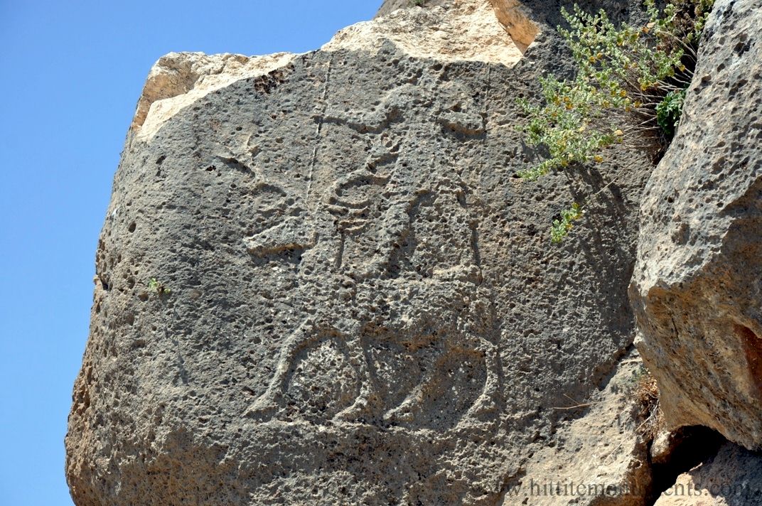 ASert8169's tweet image. The Neo-Hittite rock relief stands over the Karasu river valley, briefly before it joins the Euphrates.
@PIELexicon
the digital copy drawn by me