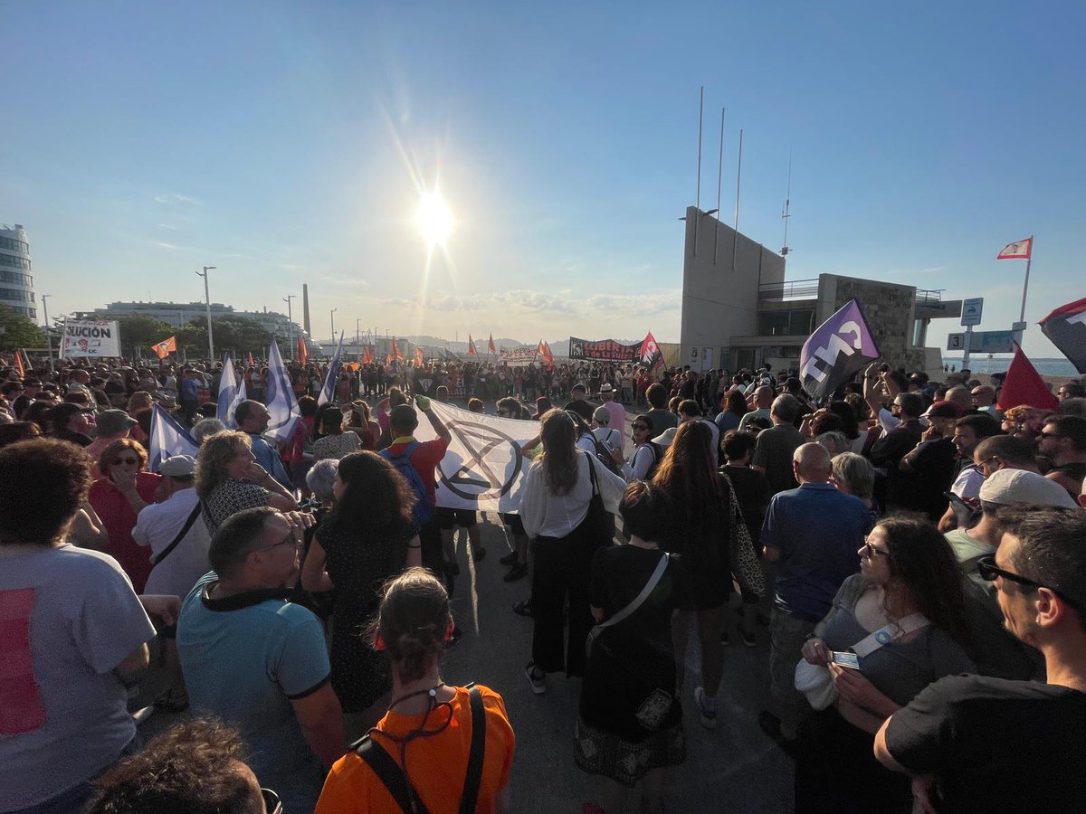 Una primera noche especial, compañeras

Las 6 de La Suiza durmiento en prisión, siendo sindicalistas inocentes de toda culpa.
Y nosotras en la calle, reivindicando el ejemplo de su compromiso con la clase trabajadora y cuidando a sus familias.