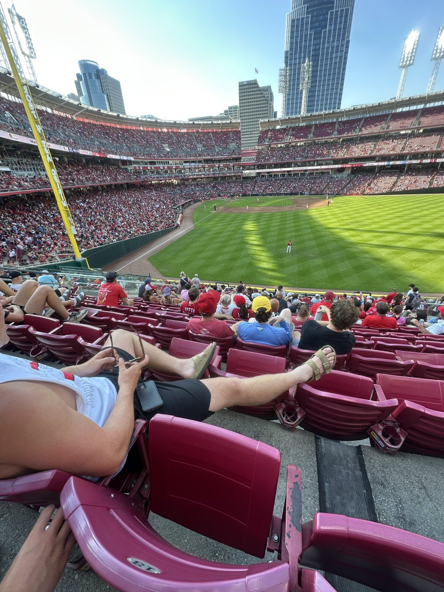 guy in front of me at the game rockin berks and a cutoff that reaches his johnson just decided to spread across 15 seats #shrink #goreds