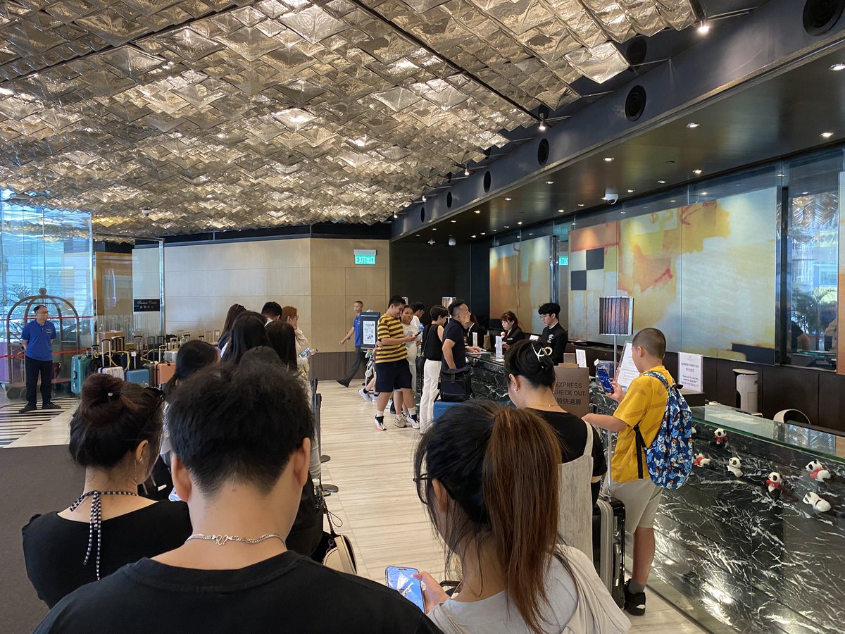 ある日の香港。昨年9月もシグナル8で立ち往生した香港！今回も危うく台北で台風に遭遇？なんとか辿り着き、四半世紀ぶりに懐かしいホテルに泊まるも、なんとチェックインだけで30分かかる悲劇？