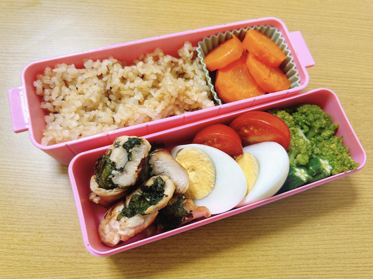 asakogohan's tweet photo. 鶏胸肉を叩いて伸ばして大葉をくるくる巻いたやつのお弁当
#お弁当　#お弁当記録 https://t.co/cYu8GBJ7UE