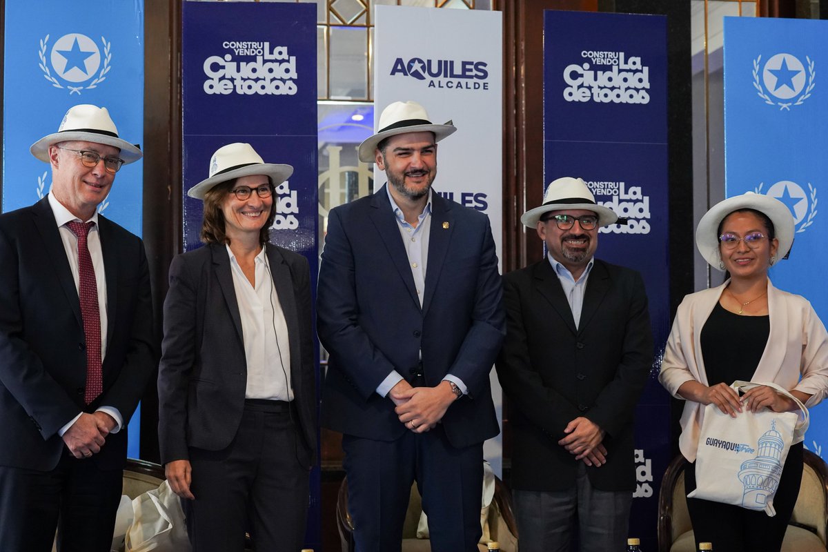 🌱 El #Componente4 #ComunidadesResilientes del programa #SERPAZ —una iniciativa conjunta entre Ecuador 🇪🇨 y la Unión Europea 🇪🇺— tuvo su lanzamiento oficial en #Guayaquil.

📍 Estuvieron presentes:
<a href="/aquilesalvarez/">Aquiles Alvarez Henriques</a> , Alcalde de Guayaquil 🏙️
<a href="/EricaGerretsen/">Erica Gerretsen</a> , Directora de