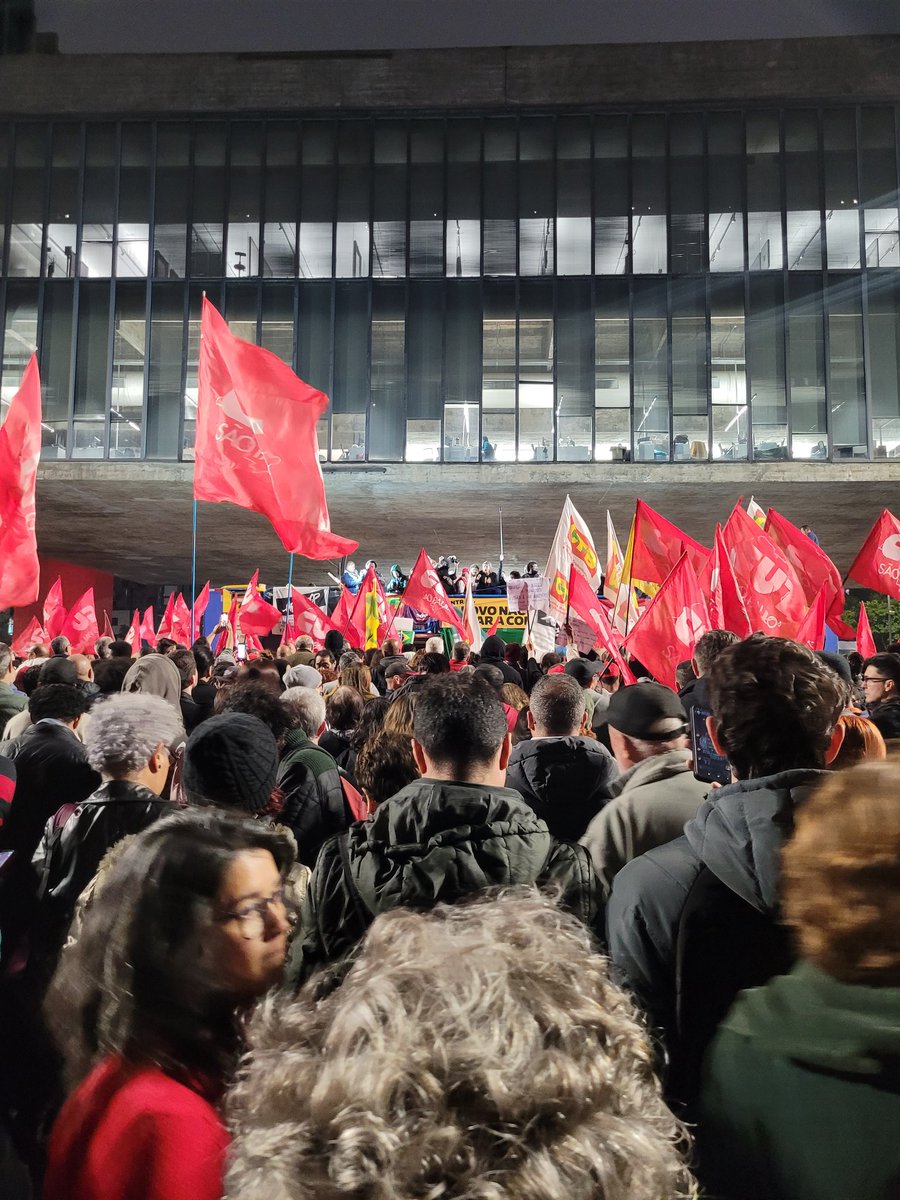 Estamos nas ruas pelo fim de um Congresso que legisla pelo bolso da Faria Lima, pela prisão daqueles que tentam derrubar a democracia diariamente, pelo despertar do povo. É urgente a defesa do trabalhador. Isenção de IR e o Fim da escala 6x1 tem que ser nossa prioridade. Não