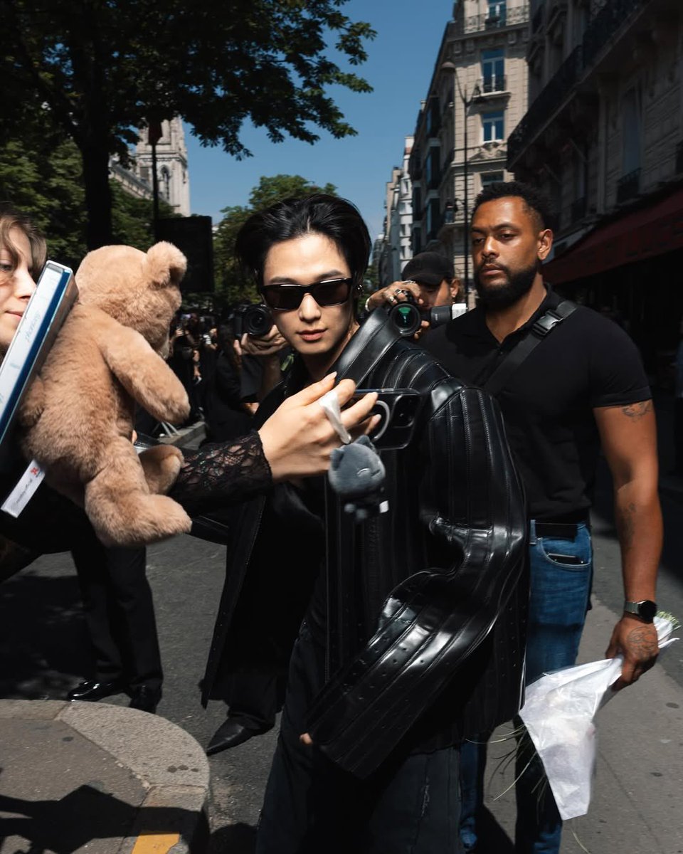 wait this pic is eating