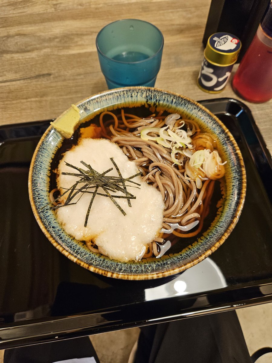 大好きな十条の立ち食い蕎麦「のじろう」
コシのある田舎そばでめちゃくちゃ美味しいのです
今日は冷やしトロロそば食べました。