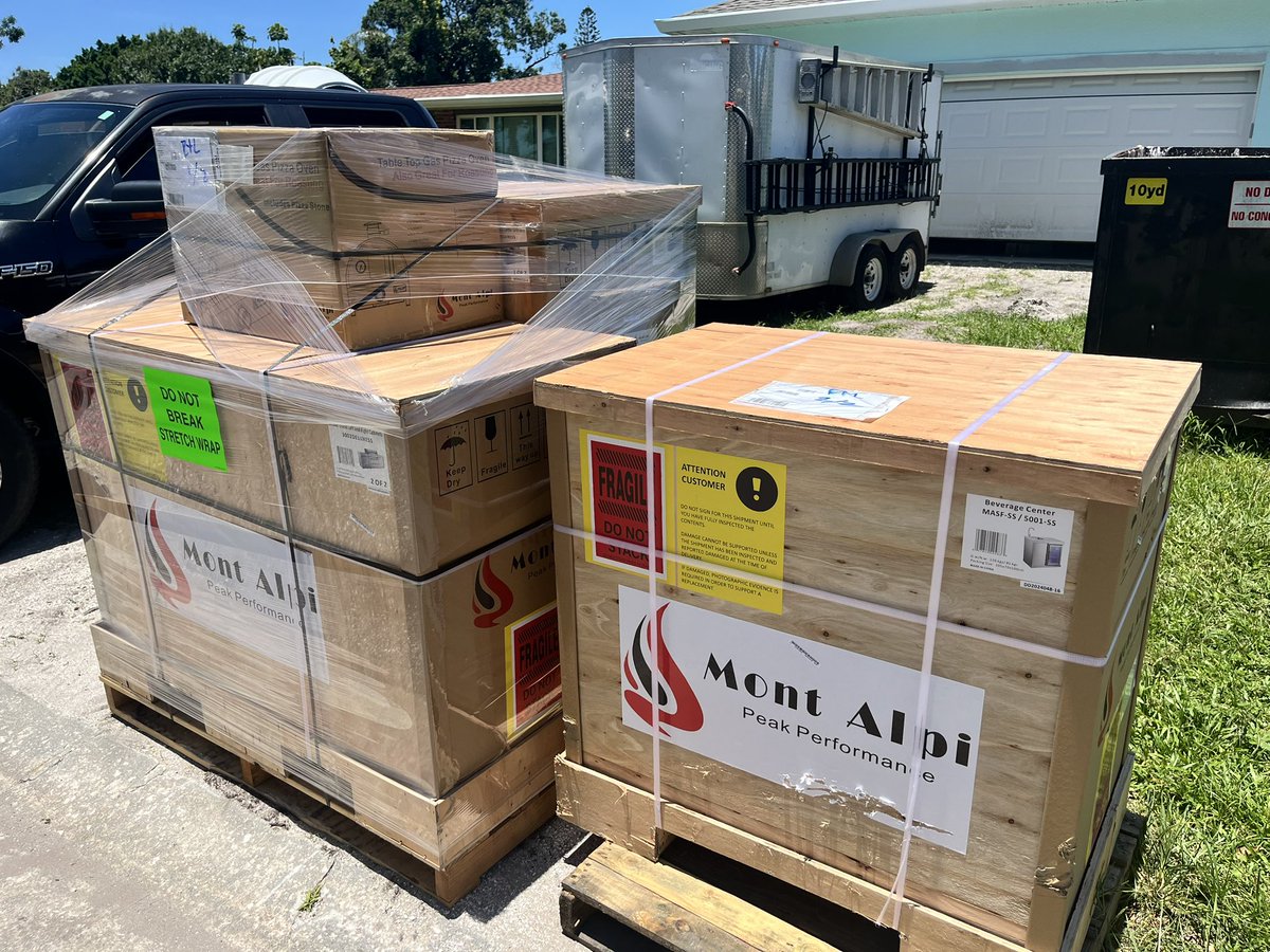 🏡 Airbnb 🚧 update…

6 bed 4 bath in Florida 

The outdoor kitchen has arrived!!