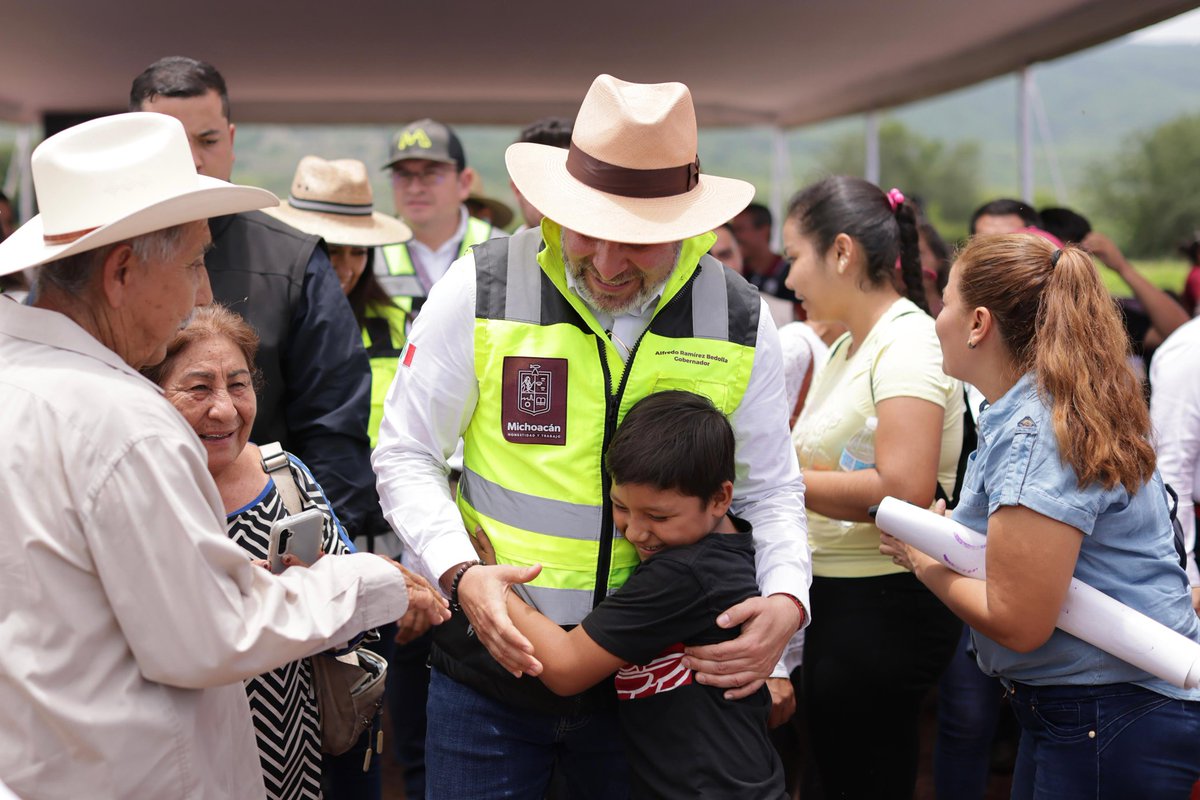 Con Rogelio Zarazúa, secretario de Comunicaciones y Obras Públicas, dimos inicio a la rehabilitación del tramo carretero Apatzingán-El Recreo, que favorecerá la economía local, mejorando la movilidad, y conectará a familias y comunidades. Nos acompañó Gladyz Butanda, secretaria