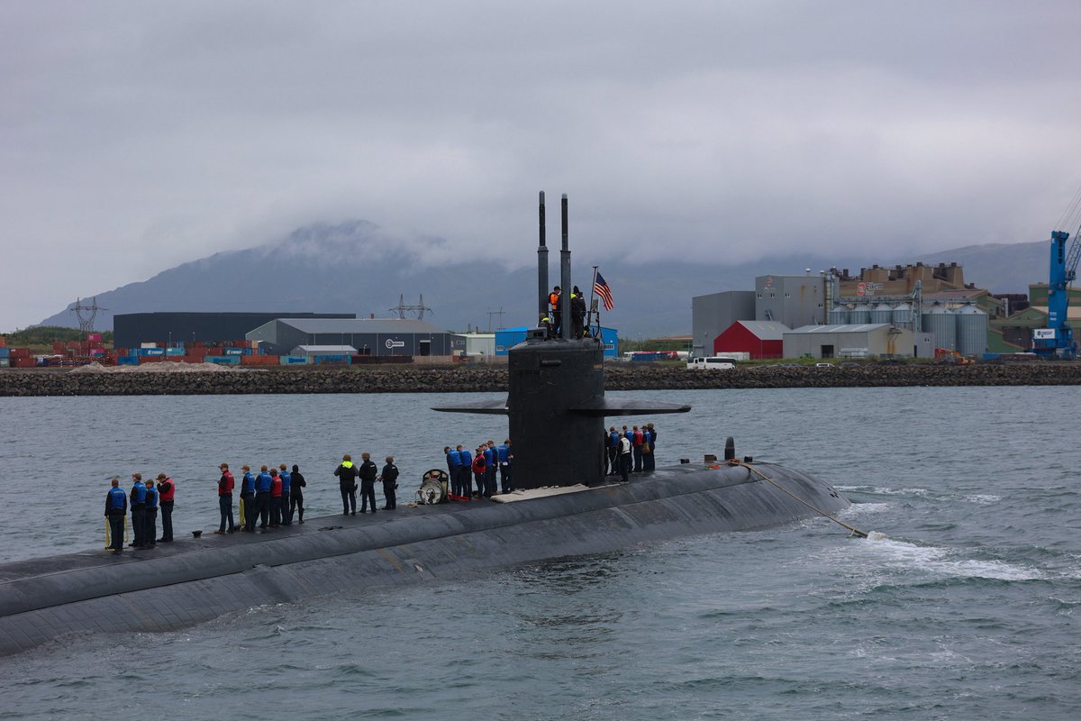 USNavyEurope's tweet image. USS Newport News (SSN 750) arrived in Iceland, July 9, 2025! 🌊🤝 #StrongerTogether #Navy250
This visit marks the first time a nuclear-powered submarine pulls into port on Iceland’s shores.