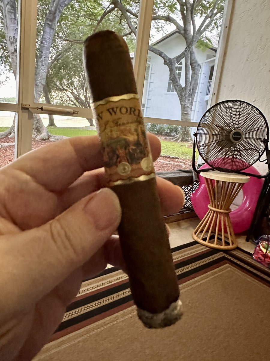 Stogie Chas is smoking New World Dorado. Rated with thumbs up! dojoverse.com/news-feed/p/69…