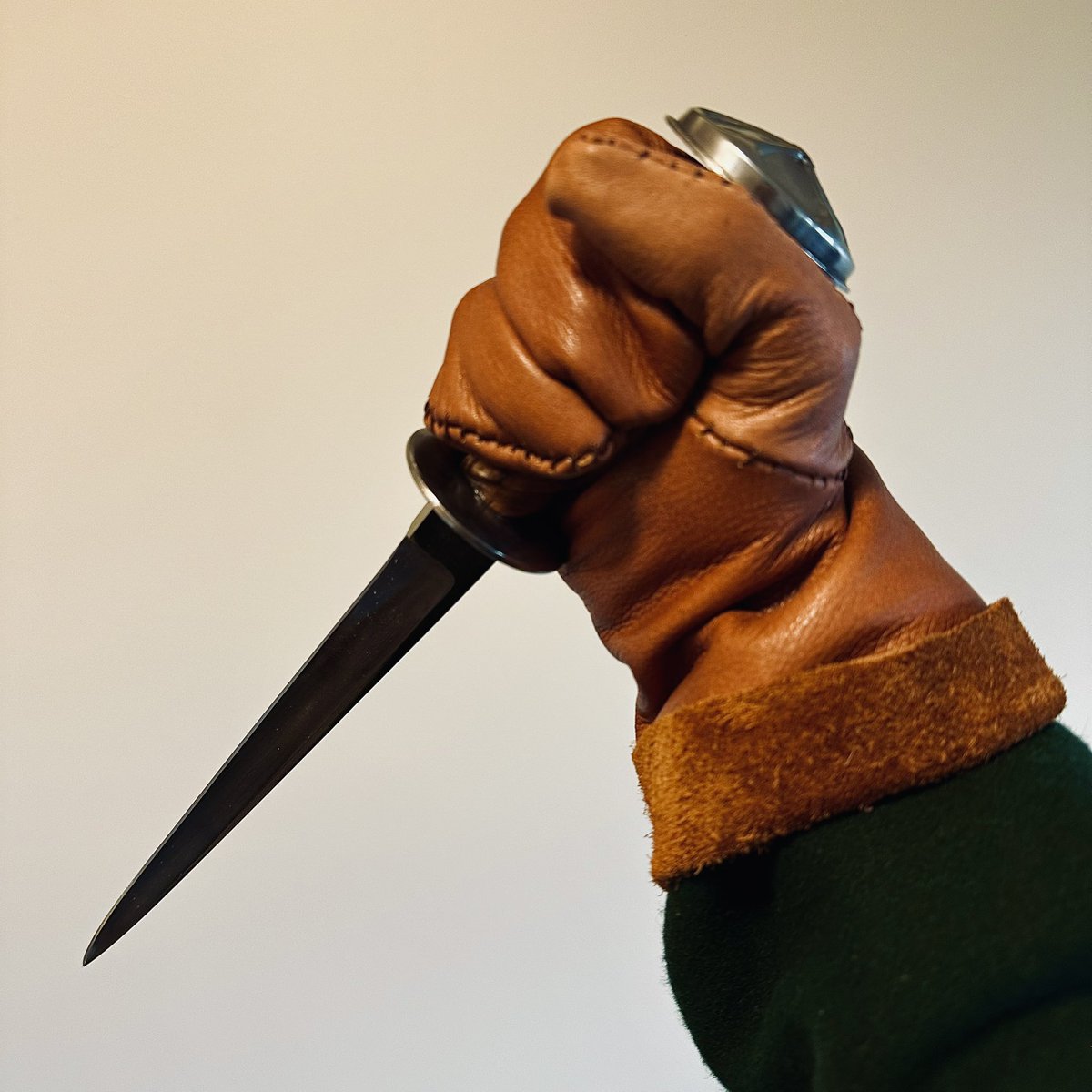 Mud_and_Blood's tweet image. Spent my downtime today making some kickass gloves from scratch and hand-sewing them together.
It's not a drawing of a medieval goon but it's still art I suppose