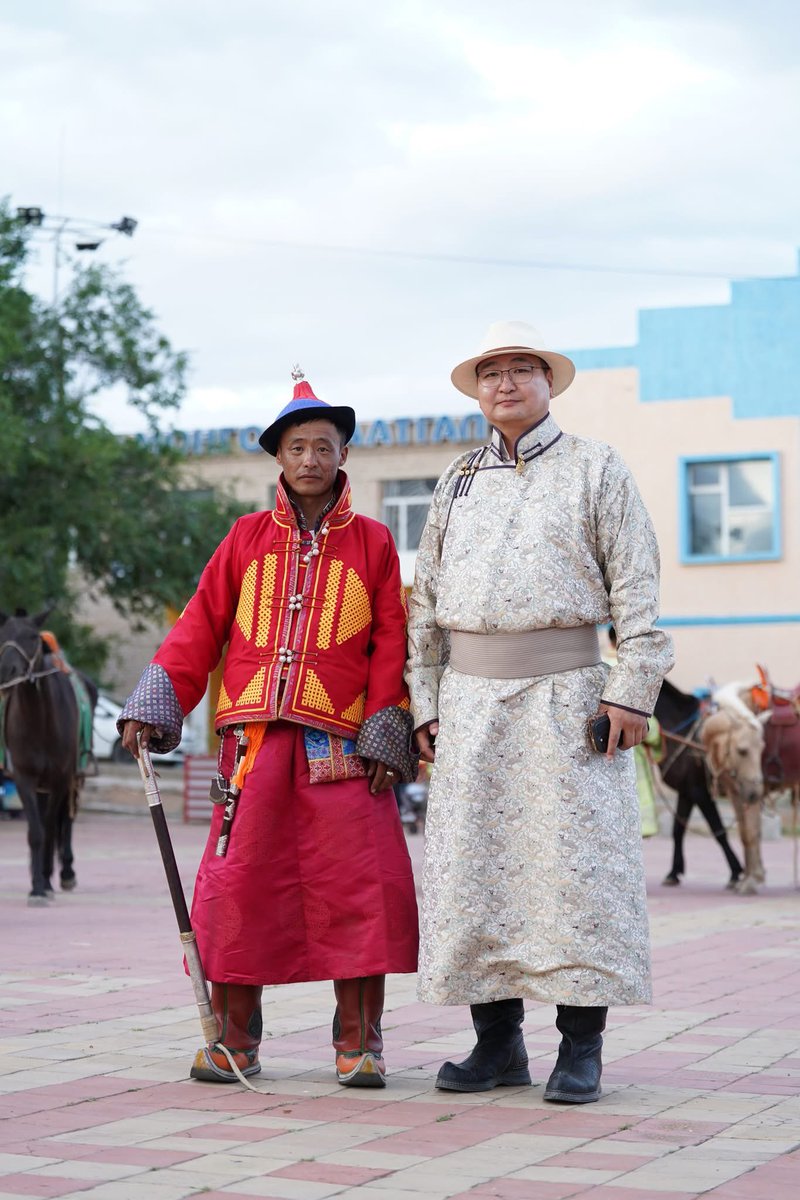 Дуутай хууртай Дундговийн наадам Дээлтэй Монголоор үргэлжилж, Дэнж хотойлгон наадаж байна. 
Та бүхэн сайхан наадаарай.