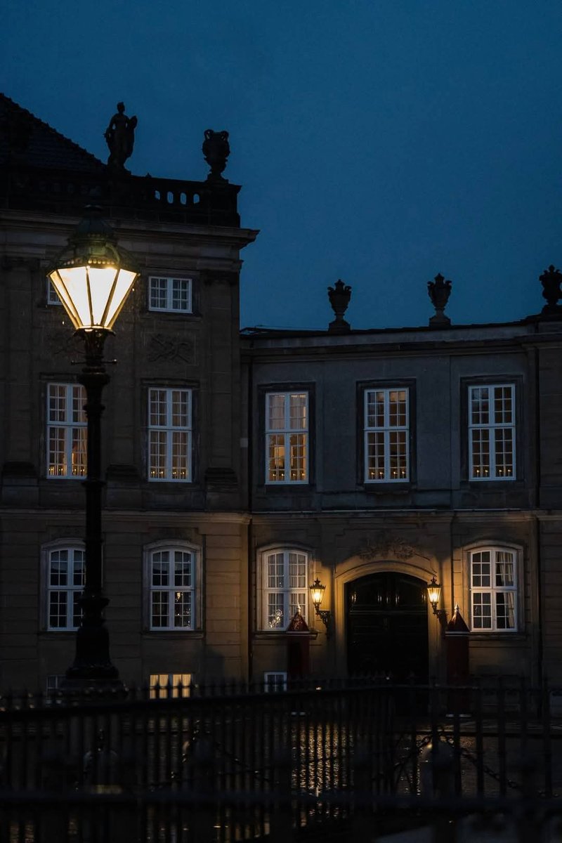 4_MOOOOOO's tweet image. Evening, peace and quiet at #Amalienborg Royal Palace... #Copenhagen  #Denmark 🇩🇰