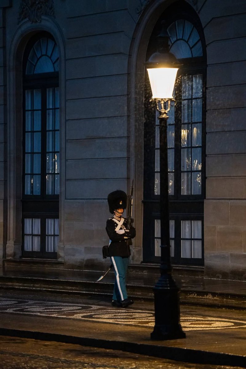 4_MOOOOOO's tweet image. Evening, peace and quiet at #Amalienborg Royal Palace... #Copenhagen  #Denmark 🇩🇰