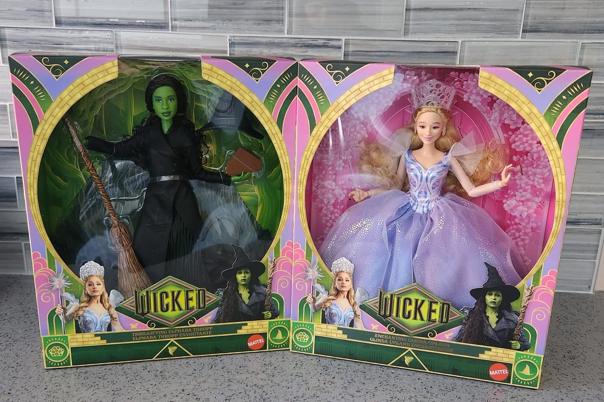TheOzArchive's tweet image. 🧹🫧 Our first looks at the Glinda and Elphaba dolls from “Wicked: For Good” have been shared online… and they are just gorgeous!! #WickedForGood